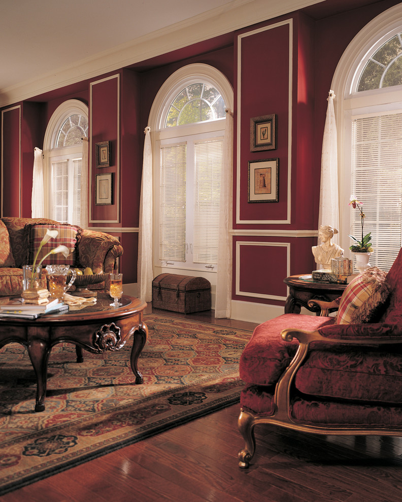 Inspiration pour un grand salon traditionnel fermé avec une salle de réception, un mur rouge et parquet foncé.