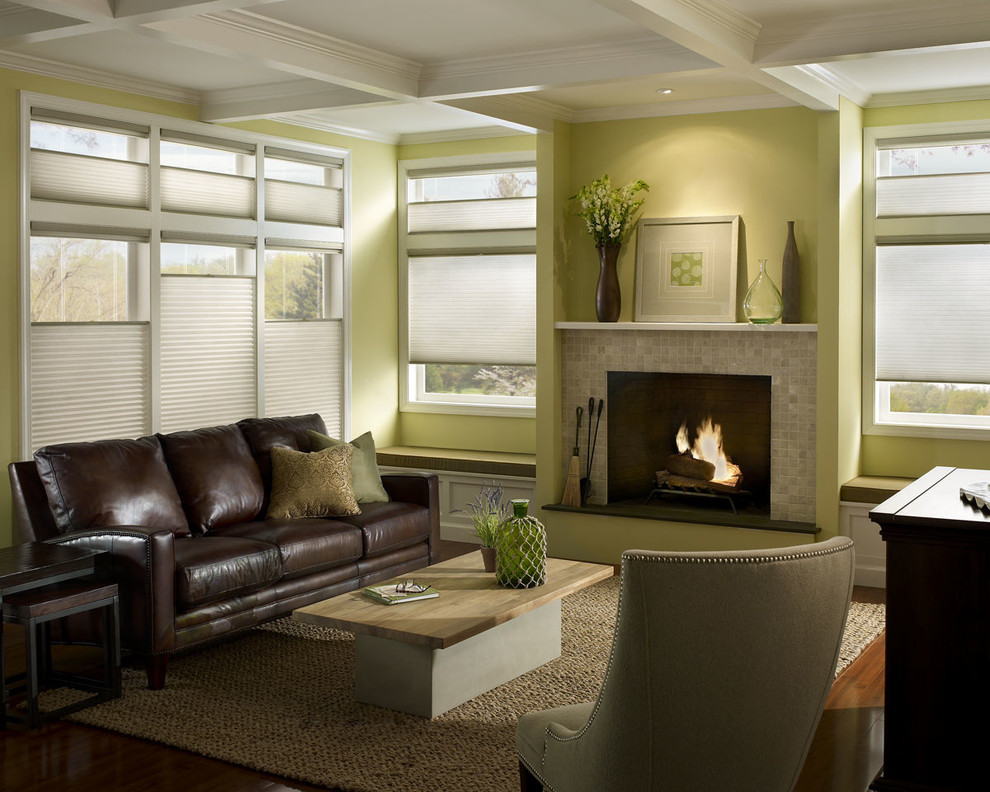 Идея дизайна: изолированная гостиная комната среднего размера в стиле неоклассика (современная классика) с зелеными стенами, паркетным полом среднего тона, стандартным камином и фасадом камина из плитки