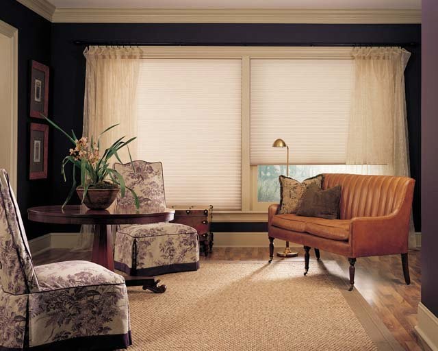 Ejemplo de salón para visitas cerrado clásico pequeño sin chimenea y televisor con paredes negras, suelo de madera en tonos medios y suelo marrón