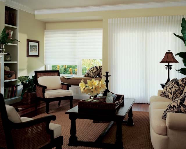 Exempel på ett mellanstort klassiskt separat vardagsrum, med ett finrum, gula väggar, mellanmörkt trägolv, en standard öppen spis, en spiselkrans i gips och brunt golv