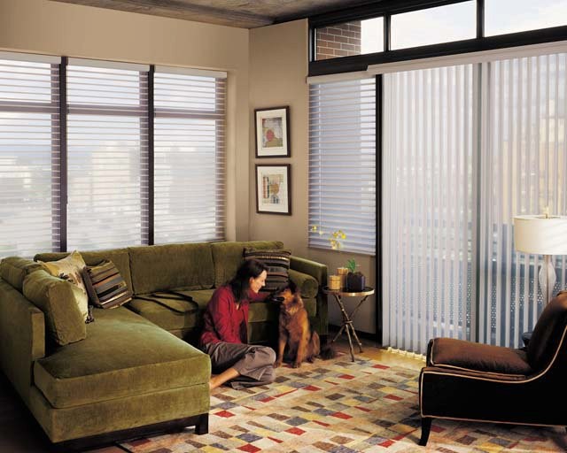 Идея дизайна: парадная, изолированная гостиная комната среднего размера в стиле неоклассика (современная классика) с бежевыми стенами, паркетным полом среднего тона и коричневым полом без камина, телевизора