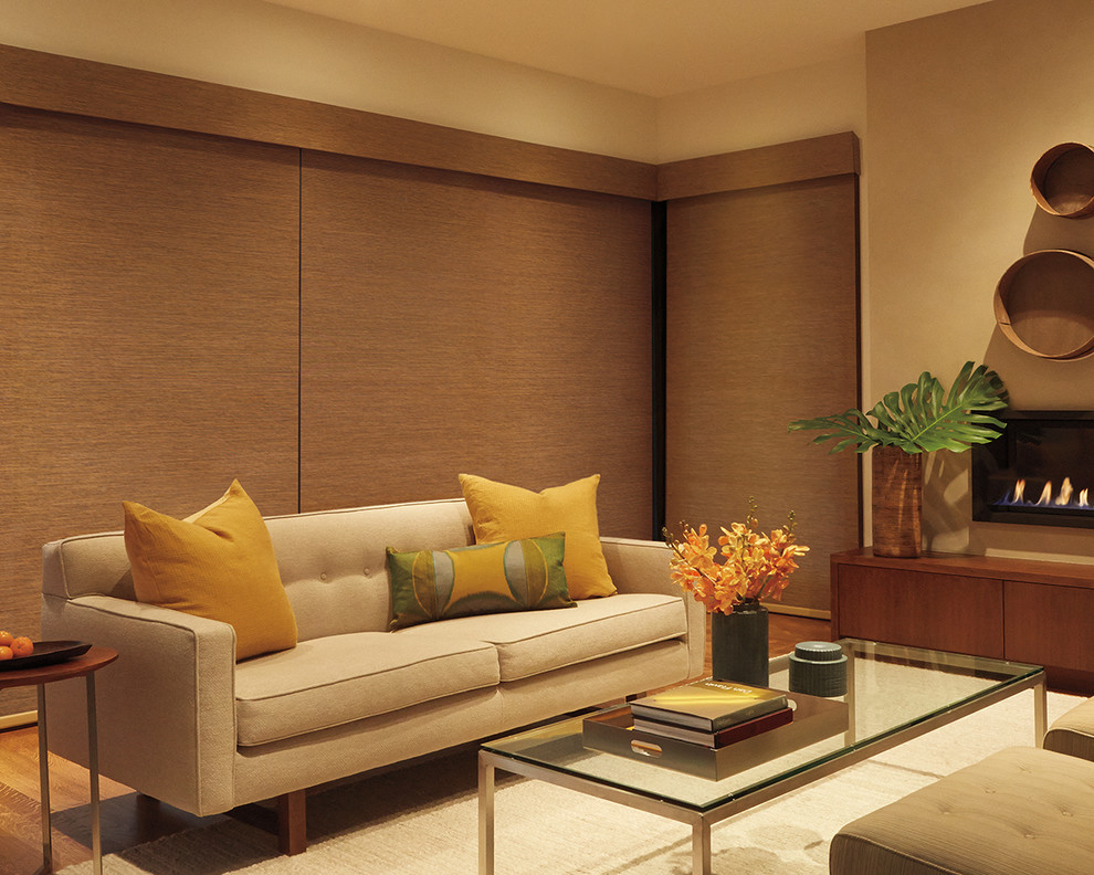 Idées déco pour un salon contemporain avec un mur beige, un sol en bois brun et cheminée suspendue.