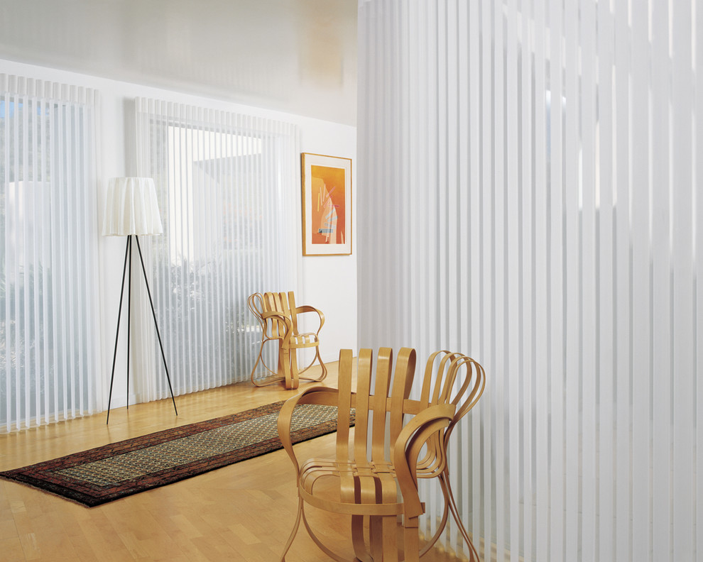 Idée de décoration pour un salon design de taille moyenne avec un mur blanc, parquet clair et un sol beige.