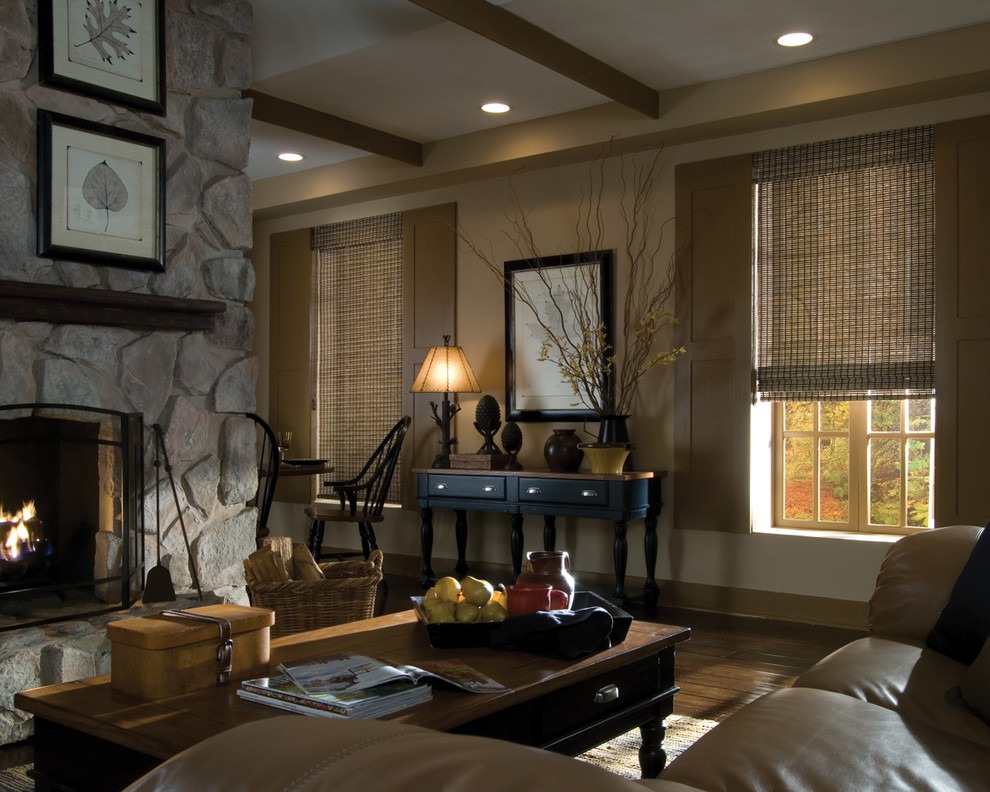 Großes, Repräsentatives, Fernseherloses, Abgetrenntes Uriges Wohnzimmer mit beiger Wandfarbe, dunklem Holzboden, Kamin und Kaminumrandung aus Stein in Orange County