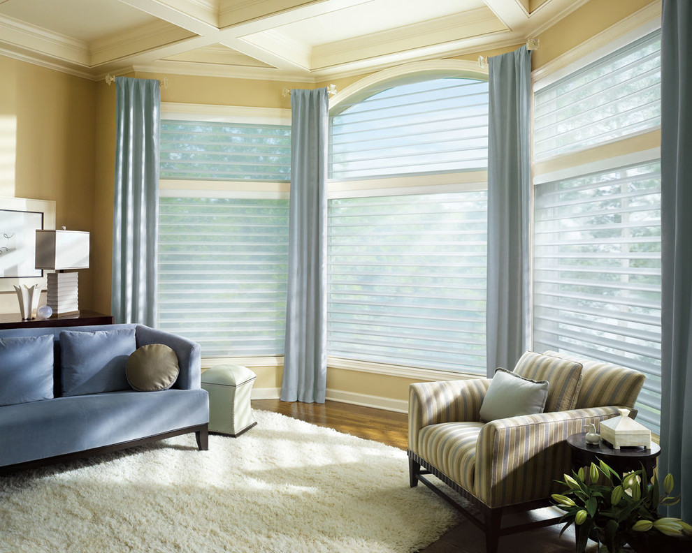 Immagine di un soggiorno stile marino chiuso con pareti beige e parquet chiaro