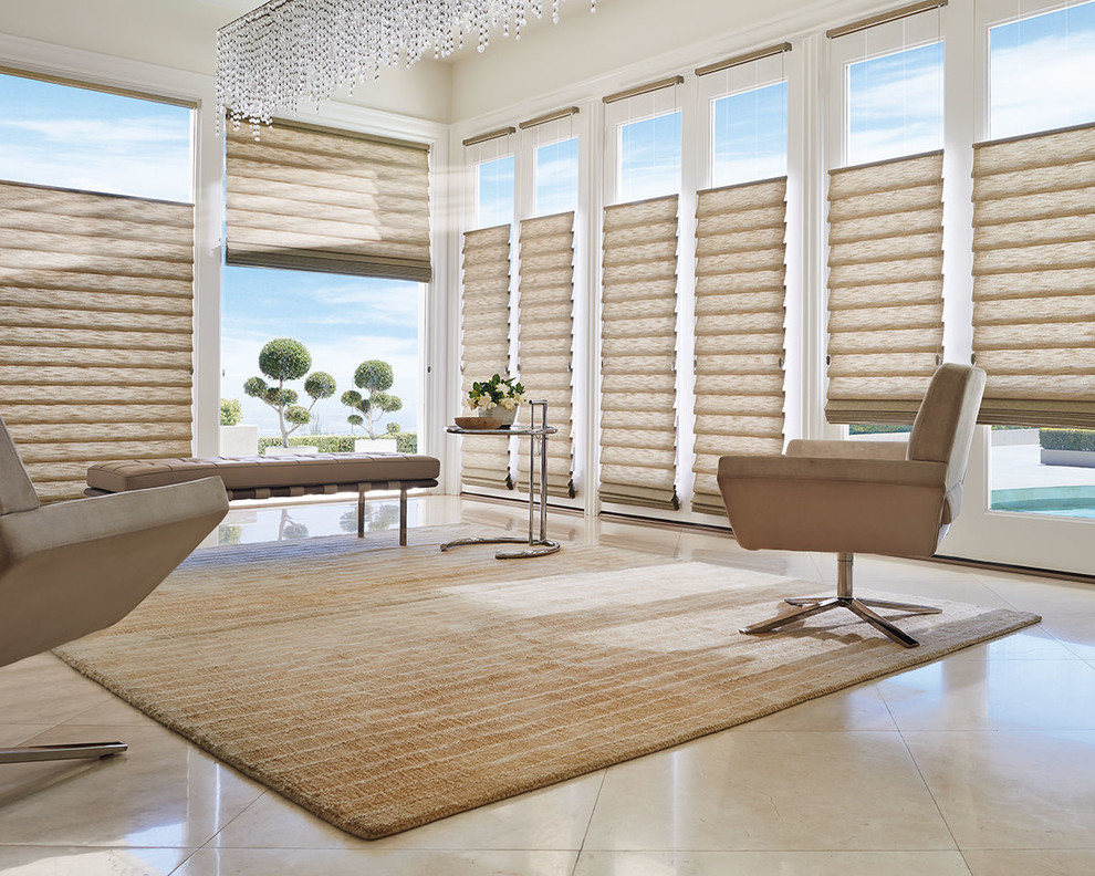 Diseño de salón para visitas abierto minimalista de tamaño medio sin chimenea con paredes blancas y suelo de travertino