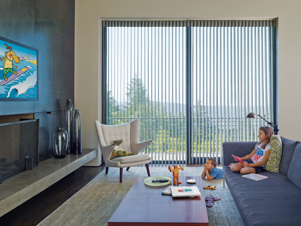 Идея дизайна: открытая гостиная комната среднего размера в современном стиле с бежевыми стенами, темным паркетным полом, телевизором на стене и коричневым полом без камина