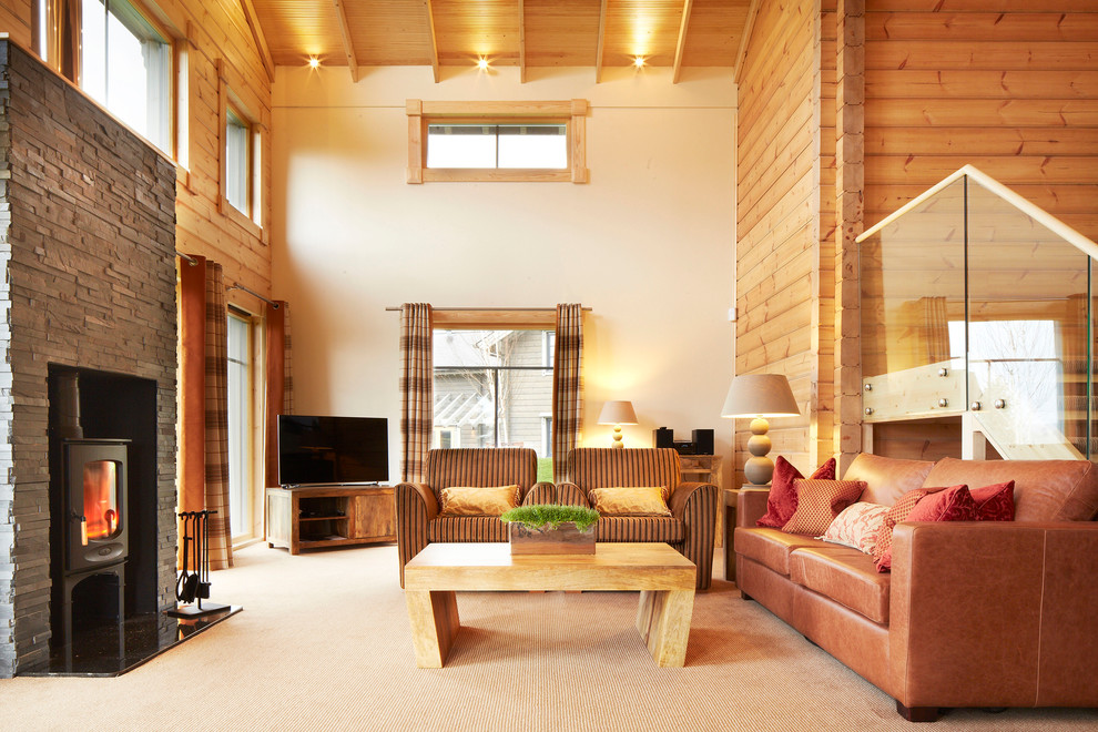 Foto di un soggiorno stile rurale aperto con sala formale, pareti beige, moquette e stufa a legna