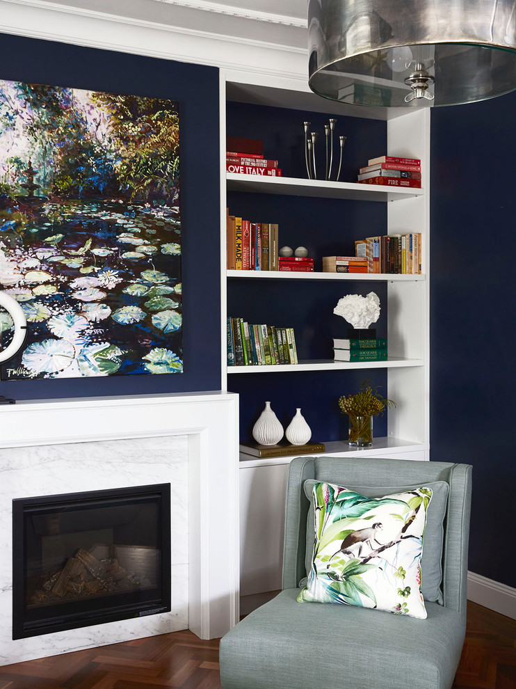 Inspiration för ett stort vintage separat vardagsrum, med ett finrum, blå väggar, mellanmörkt trägolv, en standard öppen spis, en spiselkrans i trä och en väggmonterad TV