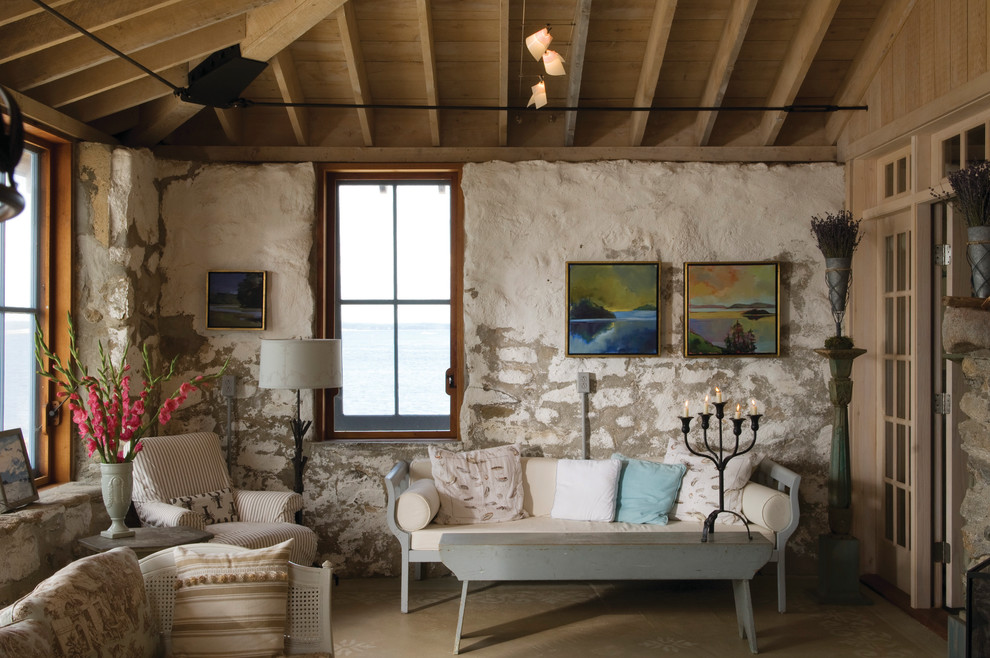 Abgetrenntes Maritimes Wohnzimmer mit bunten Wänden und Steinwänden in Portland Maine
