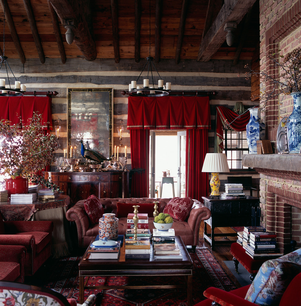 Источник вдохновения для домашнего уюта: гостиная комната в стиле рустика с стандартным камином и фасадом камина из кирпича