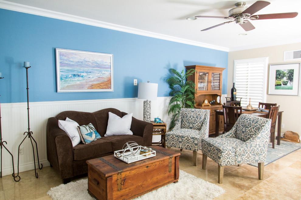 Foto de salón abierto marinero de tamaño medio sin chimenea con paredes azules, suelo de baldosas de cerámica y suelo beige