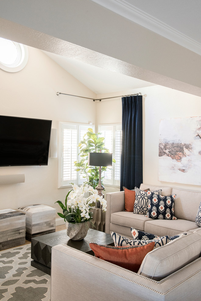 Mittelgroßes, Offenes Modernes Wohnzimmer mit beiger Wandfarbe, braunem Holzboden und TV-Wand in Orange County