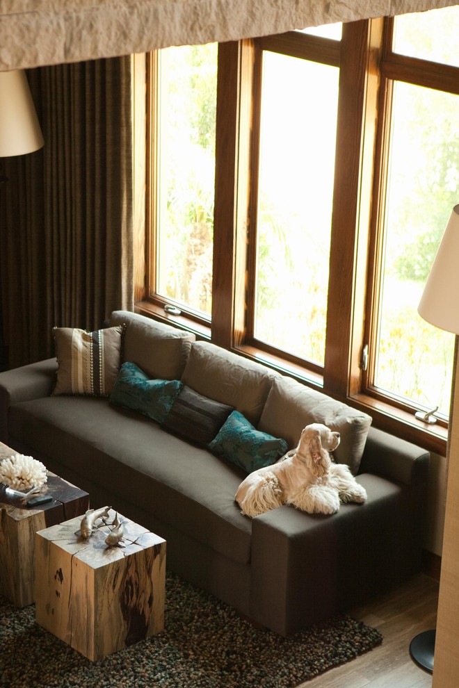 Modernes Wohnzimmer mit braunem Holzboden in Orange County