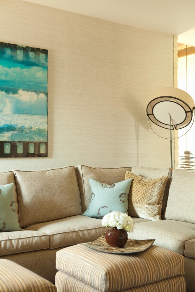 Idée de décoration pour un salon design avec un mur beige.