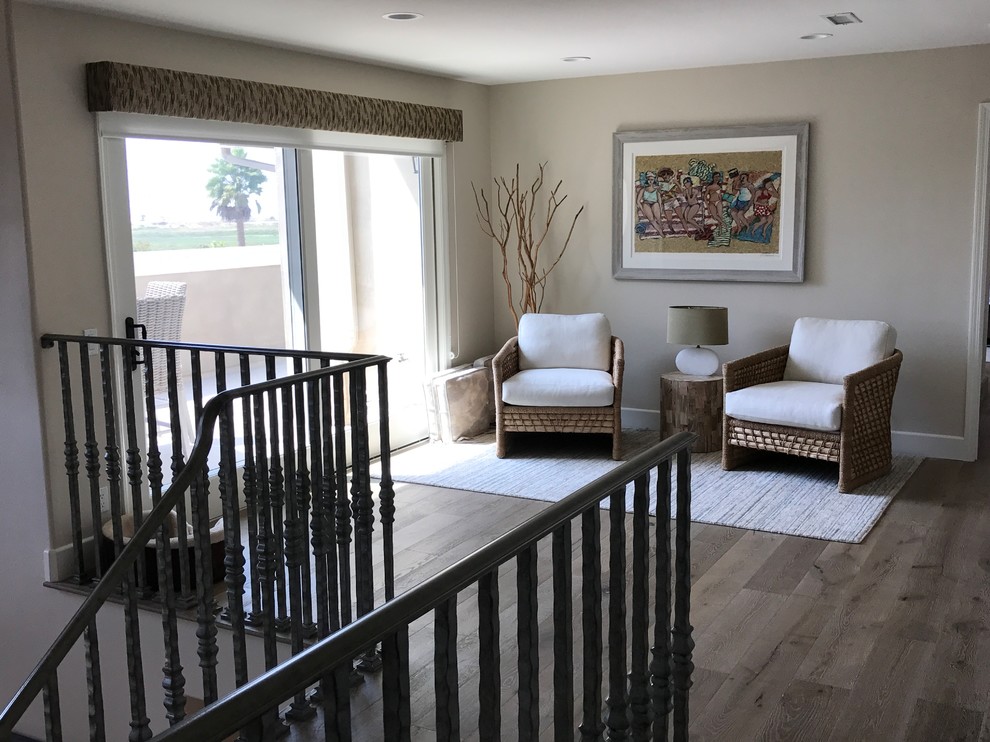 Kleines, Repräsentatives, Fernseherloses Klassisches Wohnzimmer im Loft-Stil mit beiger Wandfarbe, braunem Holzboden und braunem Boden in Orange County