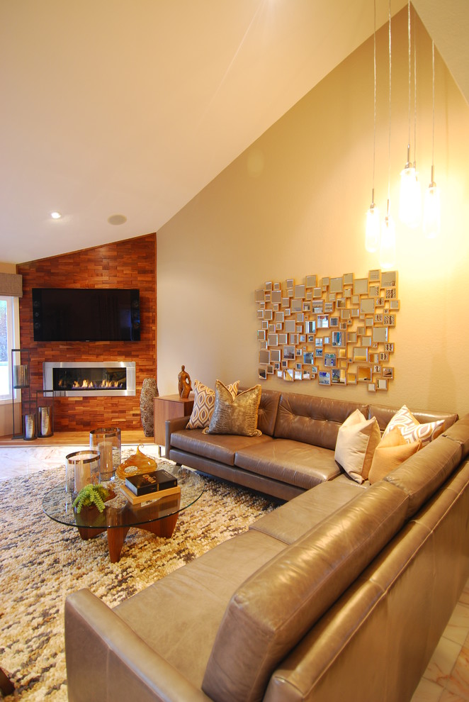 オレンジカウンティにある高級な広いミッドセンチュリースタイルのおしゃれなLDK (ベージュの壁、大理石の床、コーナー設置型暖炉、木材の暖炉まわり、壁掛け型テレビ) の写真