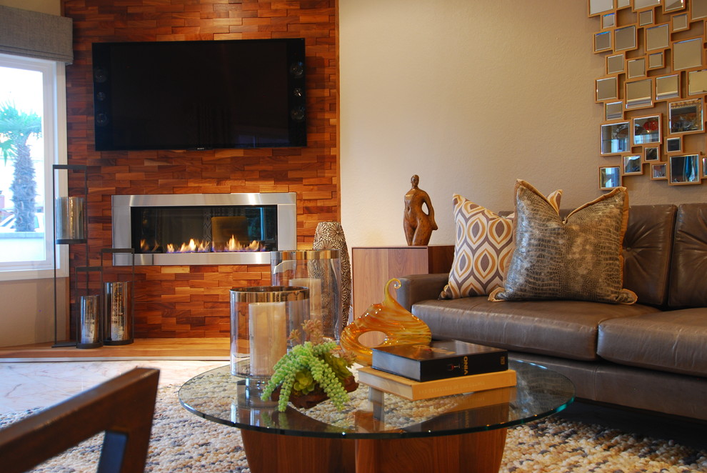 オレンジカウンティにある高級な広いミッドセンチュリースタイルのおしゃれなLDK (ベージュの壁、大理石の床、コーナー設置型暖炉、木材の暖炉まわり、壁掛け型テレビ) の写真