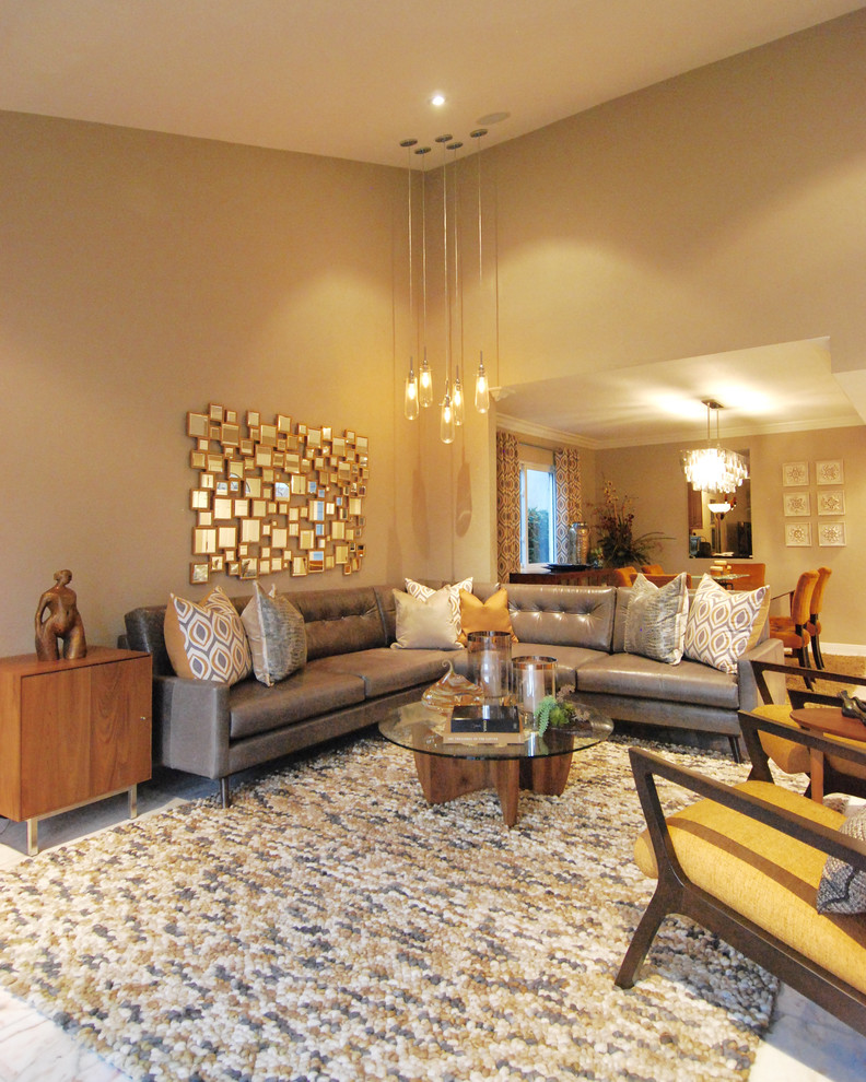 Foto de salón abierto retro grande con paredes beige, suelo de mármol, chimenea de esquina, marco de chimenea de madera y televisor colgado en la pared