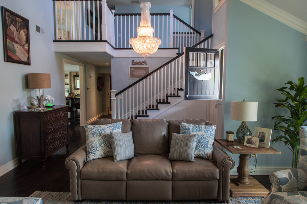 Mittelgroßes, Abgetrenntes Maritimes Wohnzimmer ohne Kamin mit blauer Wandfarbe, dunklem Holzboden, TV-Wand und braunem Boden in Orange County