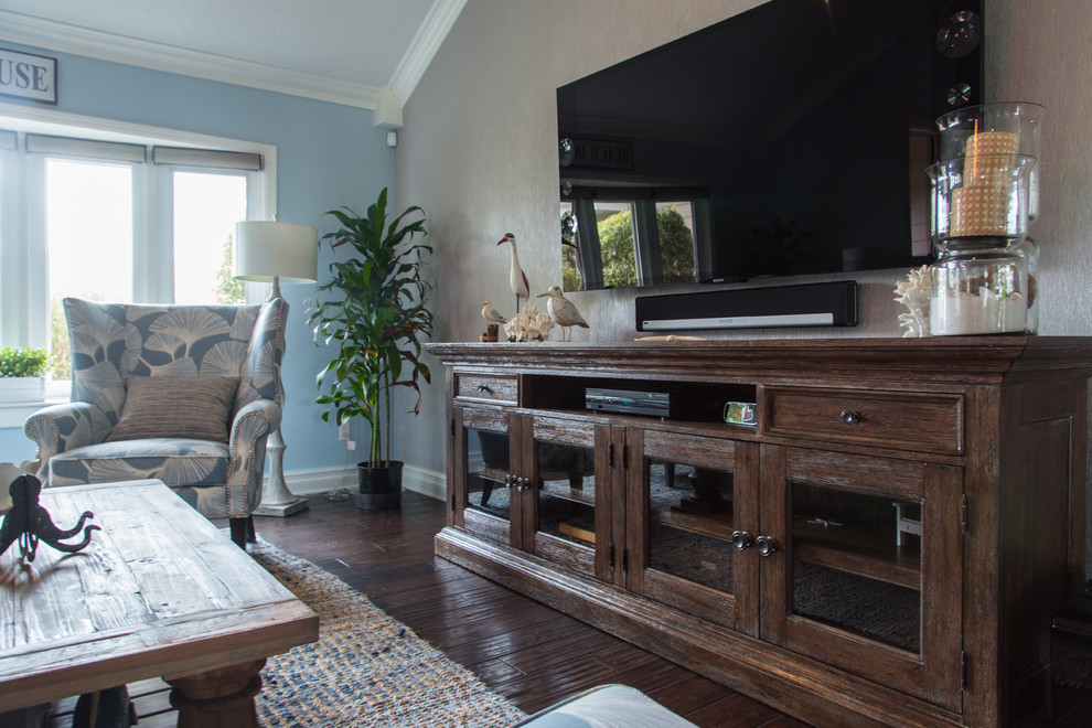 Foto di un soggiorno stile marinaro di medie dimensioni e chiuso con pareti blu, parquet scuro, nessun camino, TV a parete e pavimento marrone