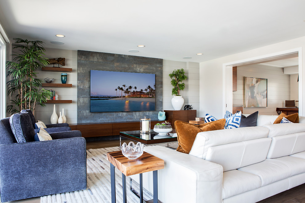 Mittelgroßes, Offenes Modernes Wohnzimmer ohne Kamin mit grauer Wandfarbe, braunem Holzboden, Multimediawand und braunem Boden in Orange County
