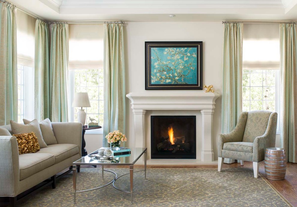Fernseherloses Klassisches Wohnzimmer mit weißer Wandfarbe, braunem Holzboden und Kamin in Denver