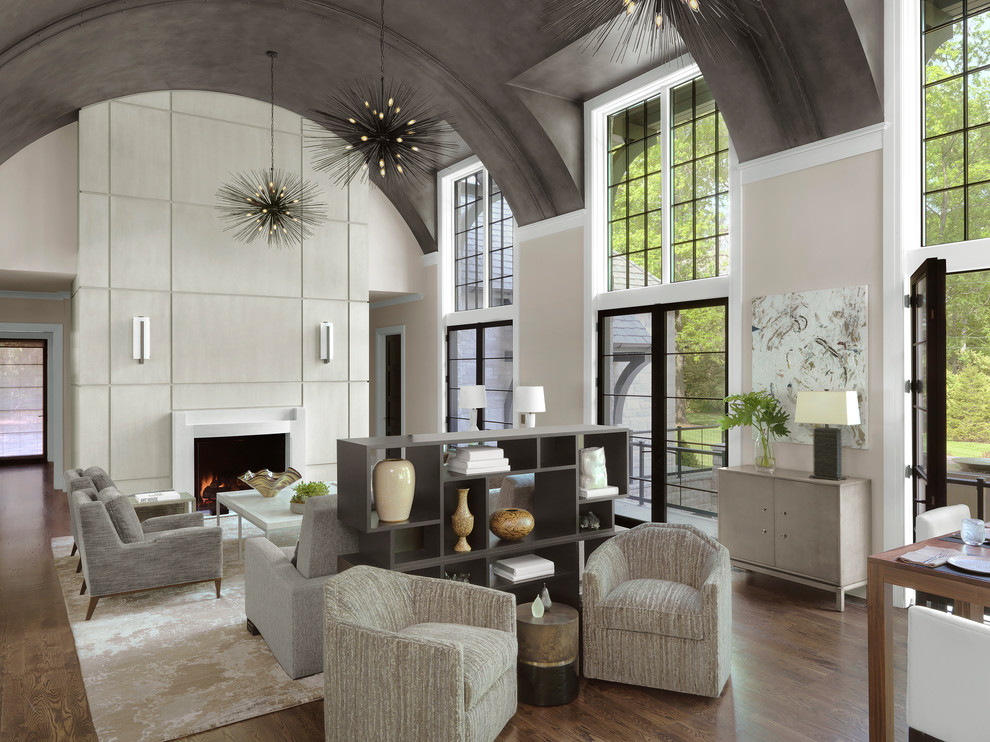 Klassisches Wohnzimmer mit beiger Wandfarbe, braunem Holzboden, Kamin und braunem Boden in St. Louis