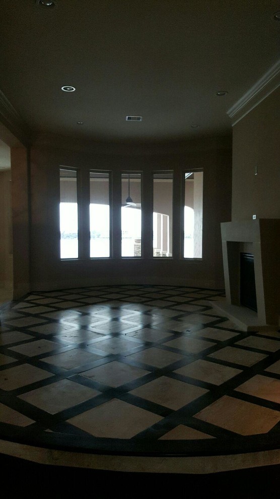 Foto di un grande soggiorno chic aperto con pareti beige, pavimento in travertino, camino classico e cornice del camino in pietra
