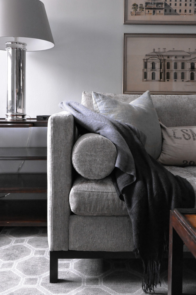 Foto di un soggiorno classico di medie dimensioni e aperto con pareti grigie e parquet scuro