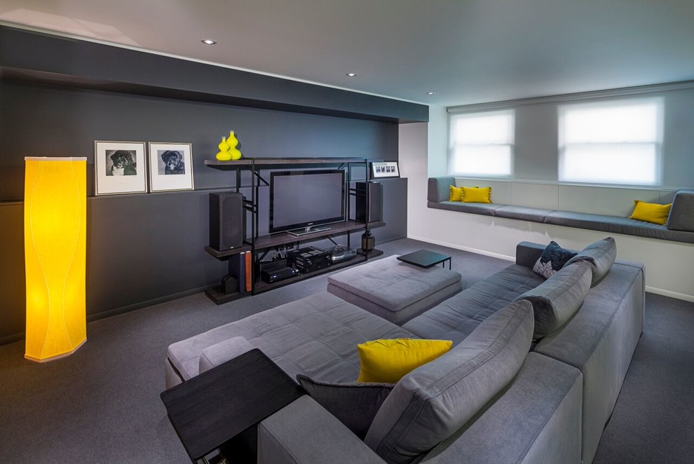 Источник вдохновения для домашнего уюта: большая открытая гостиная комната в стиле модернизм с черными стенами, ковровым покрытием, отдельно стоящим телевизором и музыкальной комнатой