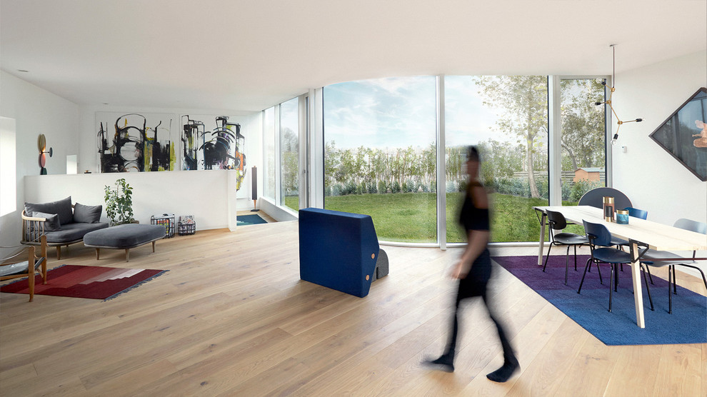 Diseño de salón abierto escandinavo de tamaño medio sin chimenea con paredes blancas y suelo de madera clara