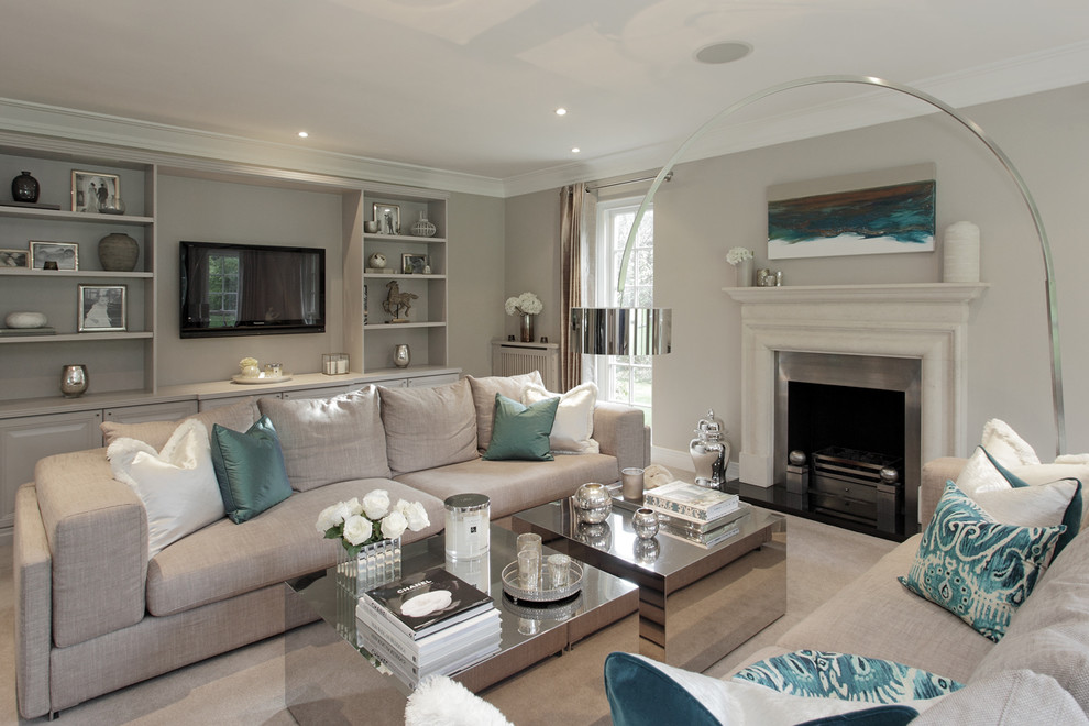 Идея дизайна: гостиная комната в стиле неоклассика (современная классика) с серыми стенами, стандартным камином и телевизором на стене