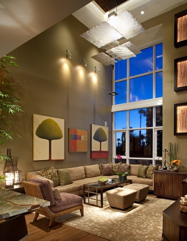 Großes, Offenes, Repräsentatives Modernes Wohnzimmer ohne Kamin mit hellem Holzboden, grüner Wandfarbe und braunem Boden in San Diego