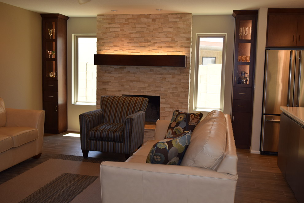 Immagine di un soggiorno minimalista di medie dimensioni e aperto con sala formale, pareti bianche, camino classico e cornice del camino in mattoni