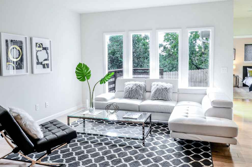 Idee per un soggiorno minimal aperto con sala formale, pareti bianche, parquet chiaro e pavimento marrone