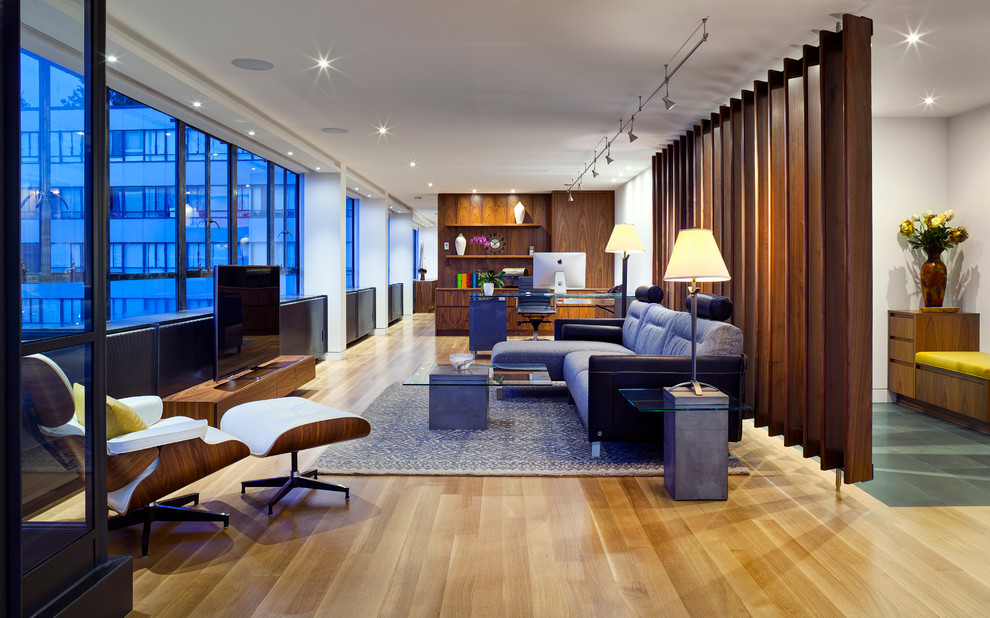Идея дизайна: большая открытая гостиная комната в стиле модернизм с белыми стенами, светлым паркетным полом и отдельно стоящим телевизором