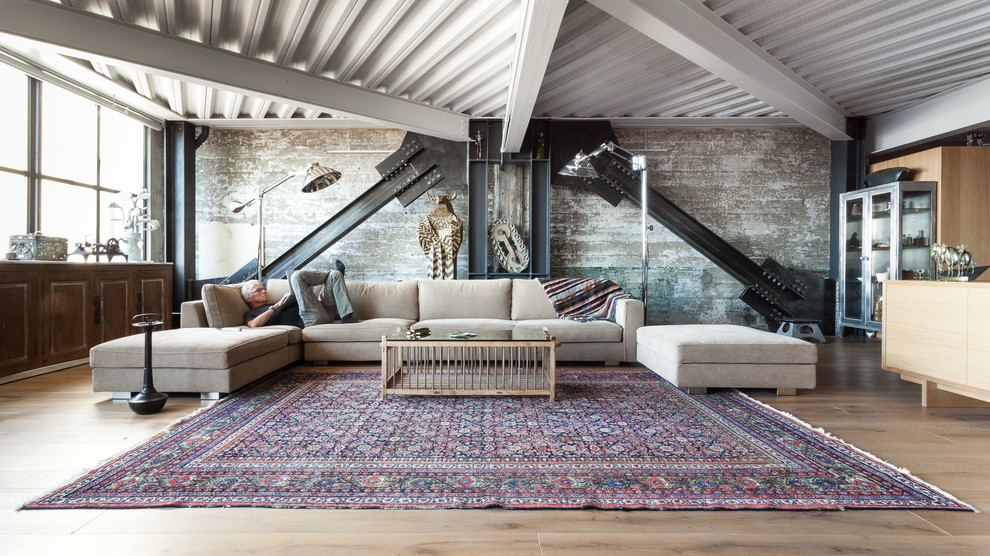 Repräsentatives, Offenes Industrial Wohnzimmer mit grauer Wandfarbe und hellem Holzboden in San Francisco