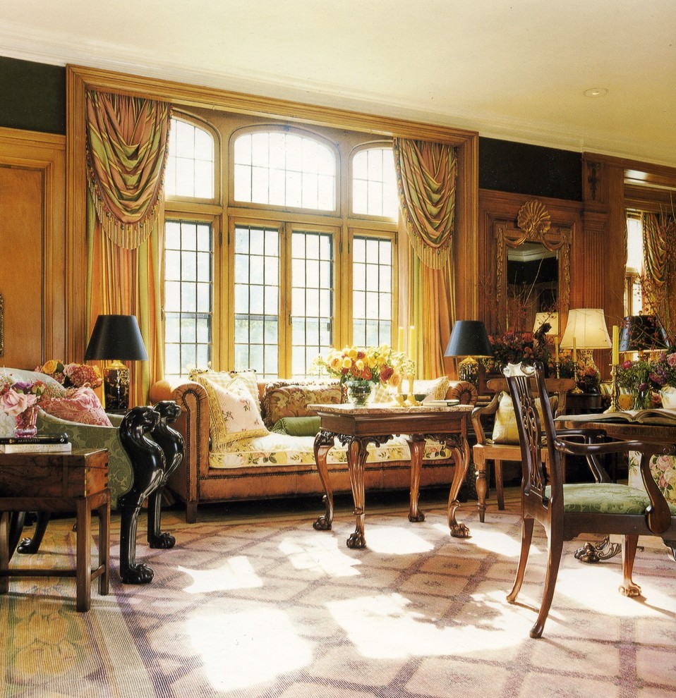 Ejemplo de salón para visitas tradicional extra grande con paredes verdes y suelo de madera oscura