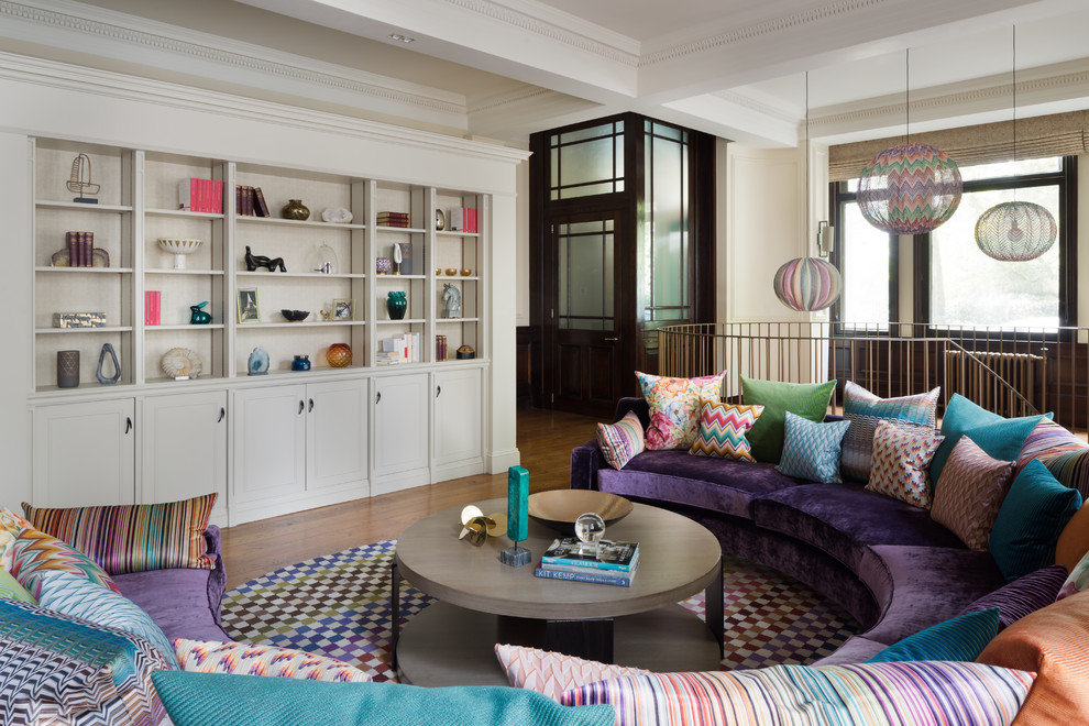 Großes, Offenes Stilmix Wohnzimmer ohne Kamin mit beiger Wandfarbe, dunklem Holzboden, TV-Wand und braunem Boden in London