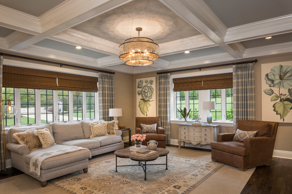 Idee per un soggiorno classico con pareti beige, parquet scuro e pavimento marrone