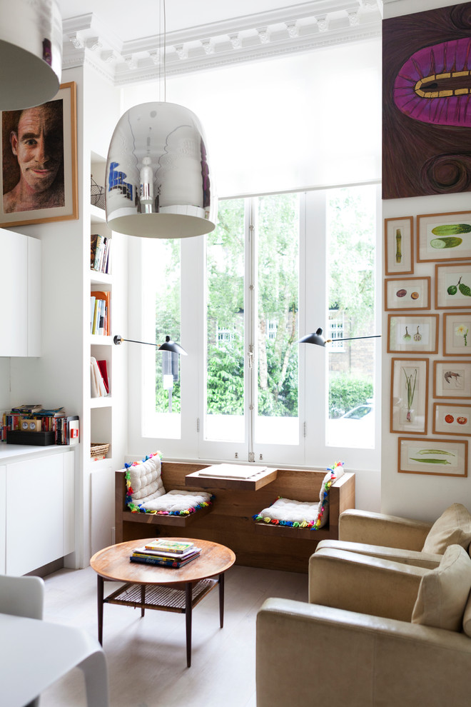 Immagine di un soggiorno design con sala formale e pareti bianche