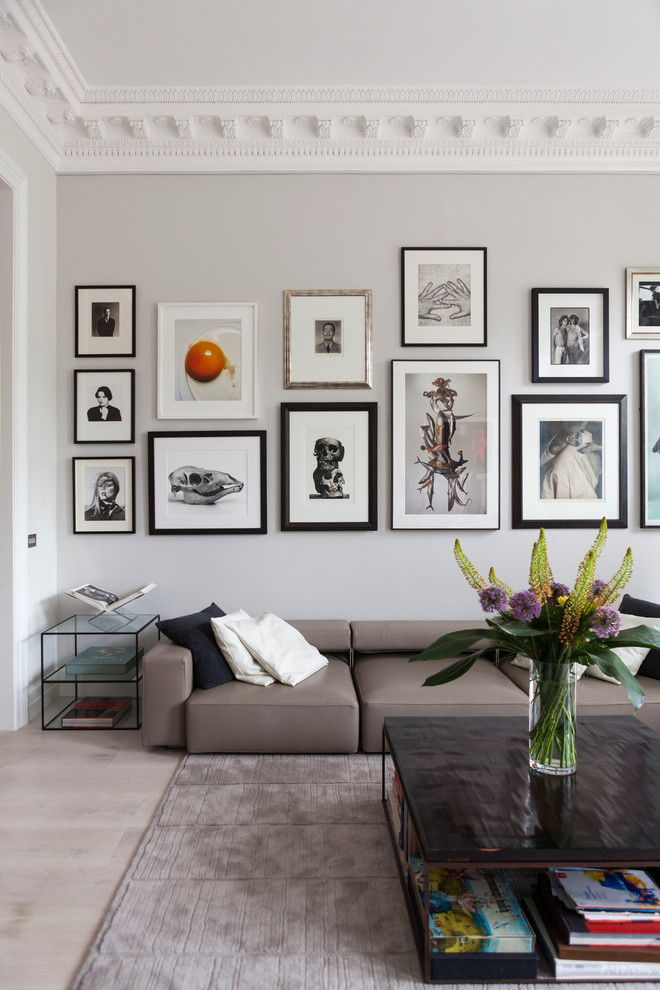 Foto di un grande soggiorno moderno con sala formale, pareti grigie e parquet chiaro