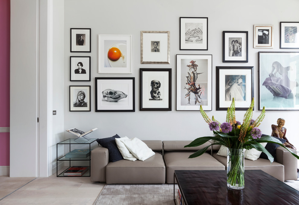Großes, Repräsentatives, Offenes Modernes Wohnzimmer mit grauer Wandfarbe und hellem Holzboden in London