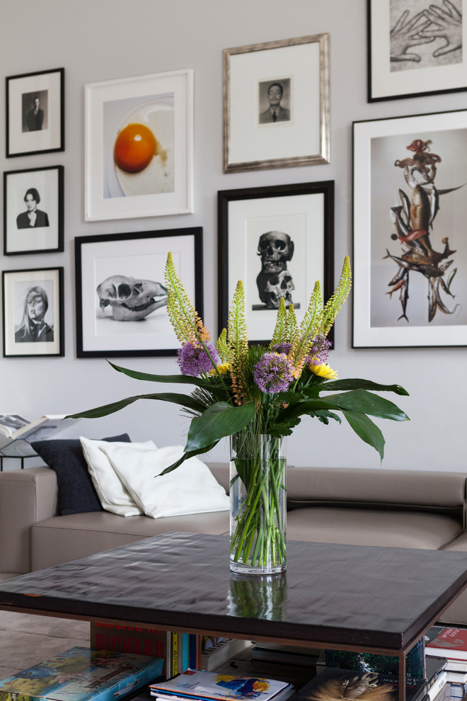 Cette image montre un grand salon minimaliste ouvert avec une salle de réception, un mur gris et parquet clair.