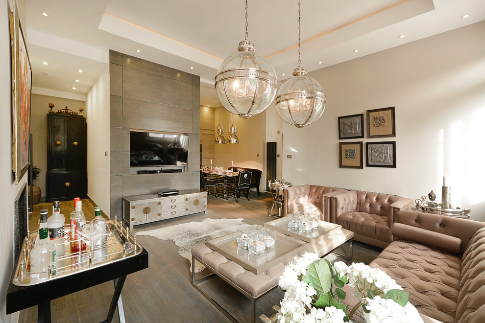 Mittelgroßes, Abgetrenntes Klassisches Wohnzimmer mit beiger Wandfarbe, hellem Holzboden und TV-Wand in London