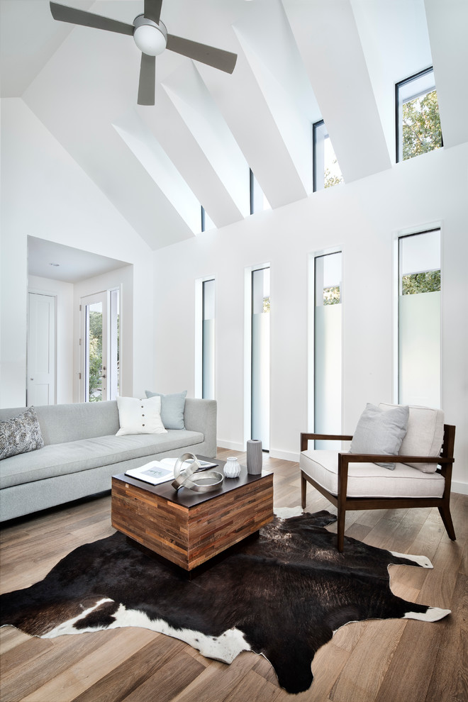 Großes, Repräsentatives, Abgetrenntes Modernes Wohnzimmer ohne Kamin mit weißer Wandfarbe, dunklem Holzboden, TV-Wand und braunem Boden in Austin
