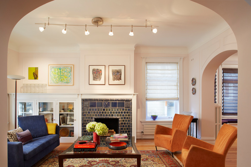 Mittelgroßes Klassisches Wohnzimmer mit gefliester Kaminumrandung, weißer Wandfarbe, hellem Holzboden und Kamin in Chicago