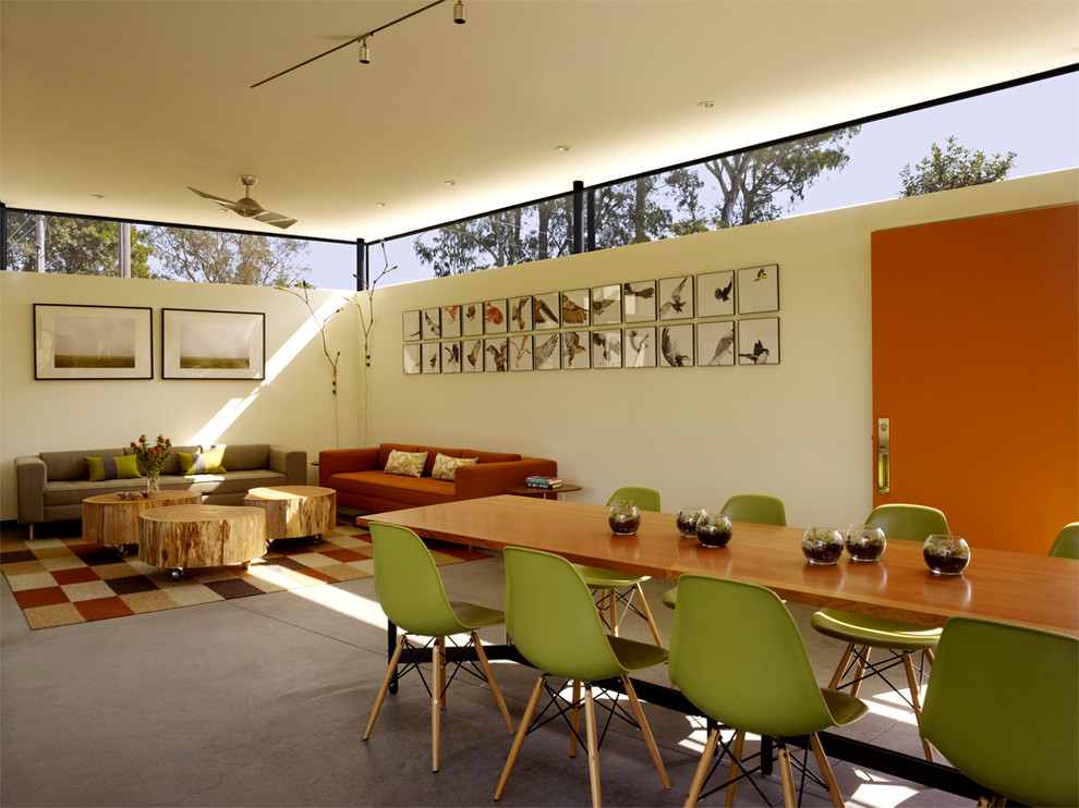 Cette image montre un salon minimaliste fermé avec sol en béton ciré, aucun téléviseur, un mur beige, aucune cheminée et un sol gris.