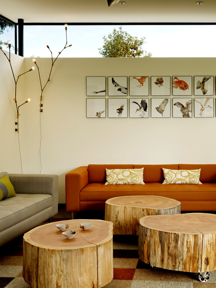 Foto di un soggiorno design aperto e di medie dimensioni con pareti beige, moquette, nessuna TV e pavimento multicolore